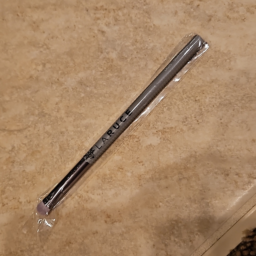 Laruce Short Shadow Brush